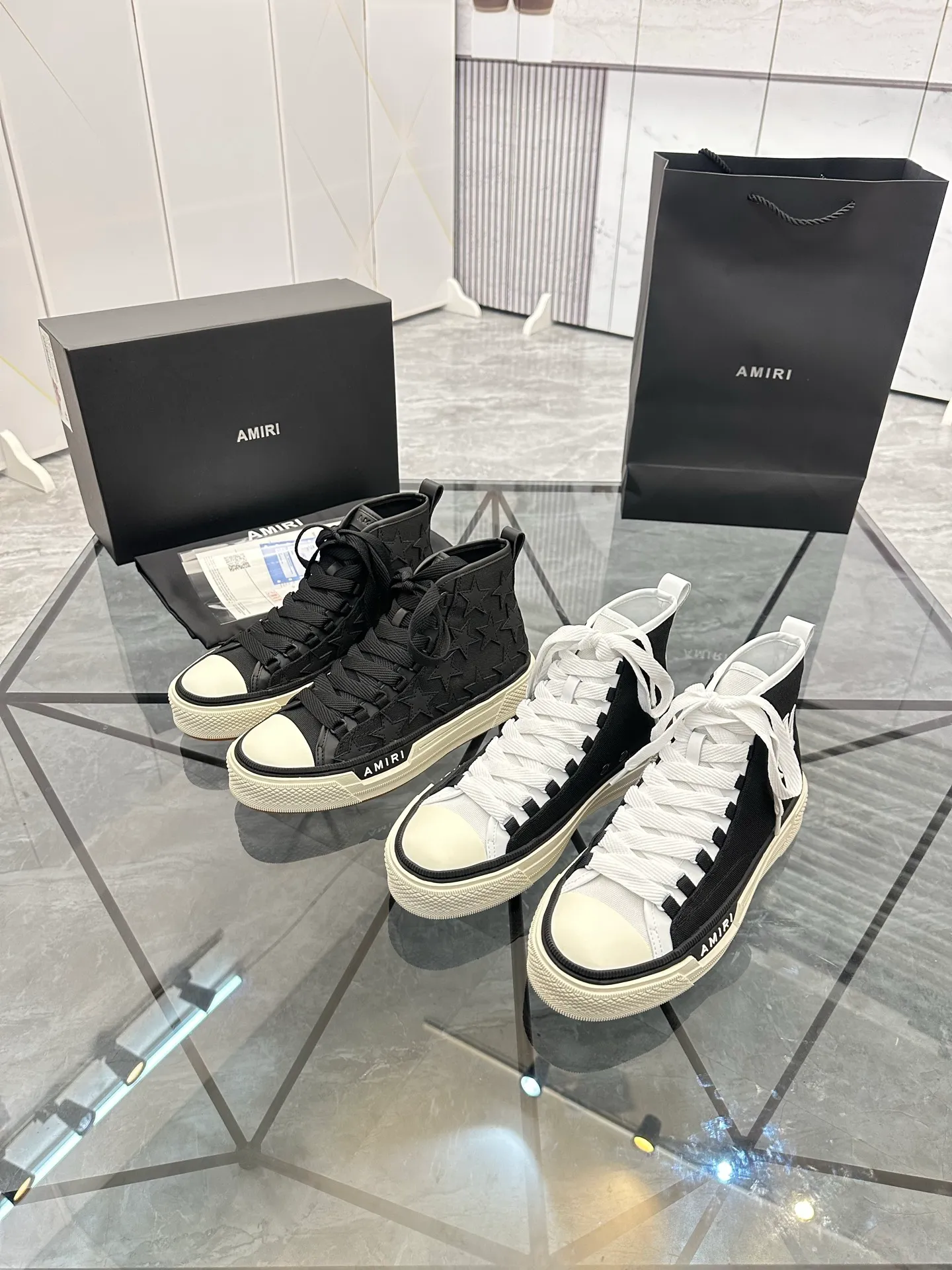 Men's shoes: 💰P560¥ Guangzhou top quality Product trademark: AMIRI* "Amir*" high-top casual shoes Regular size: 39-44 (can be customized to 45) Product materials: upper imported first-layer cowhide stitching original material, sheepskin lining, original outsole. Number: 525
